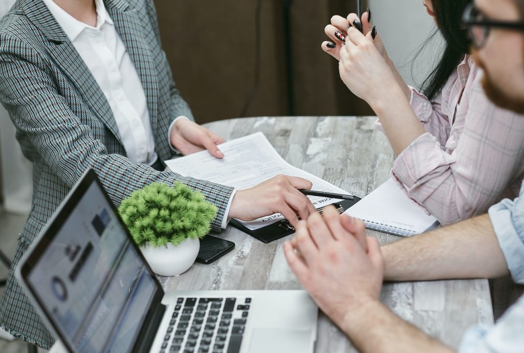 Economia Inteligente: Como as Prefeituras Podem Economizar Recursos com os Serviços da OneCoop